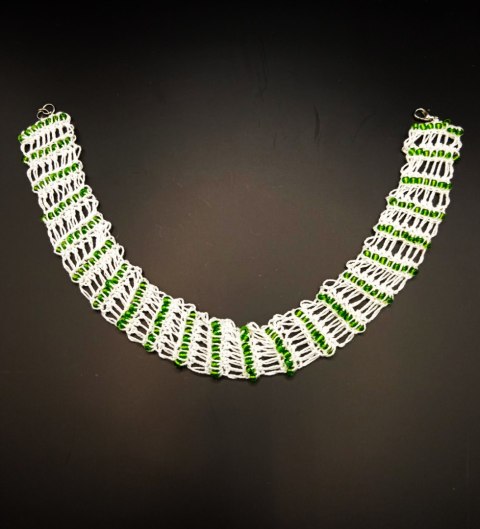 Choker ażurowy z koralikami Choker ażurowy z koralikami